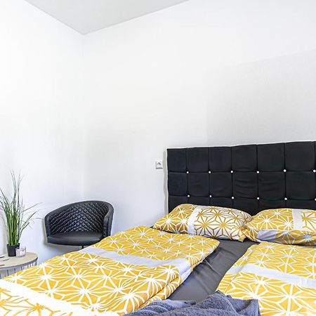 Near Schoenbrunn - Economy Rooms In Shared Apartment At Meidling Train Station فيينا المظهر الخارجي الصورة