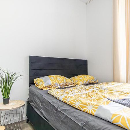 Near Schoenbrunn - Economy Rooms In Shared Apartment At Meidling Train Station فيينا المظهر الخارجي الصورة
