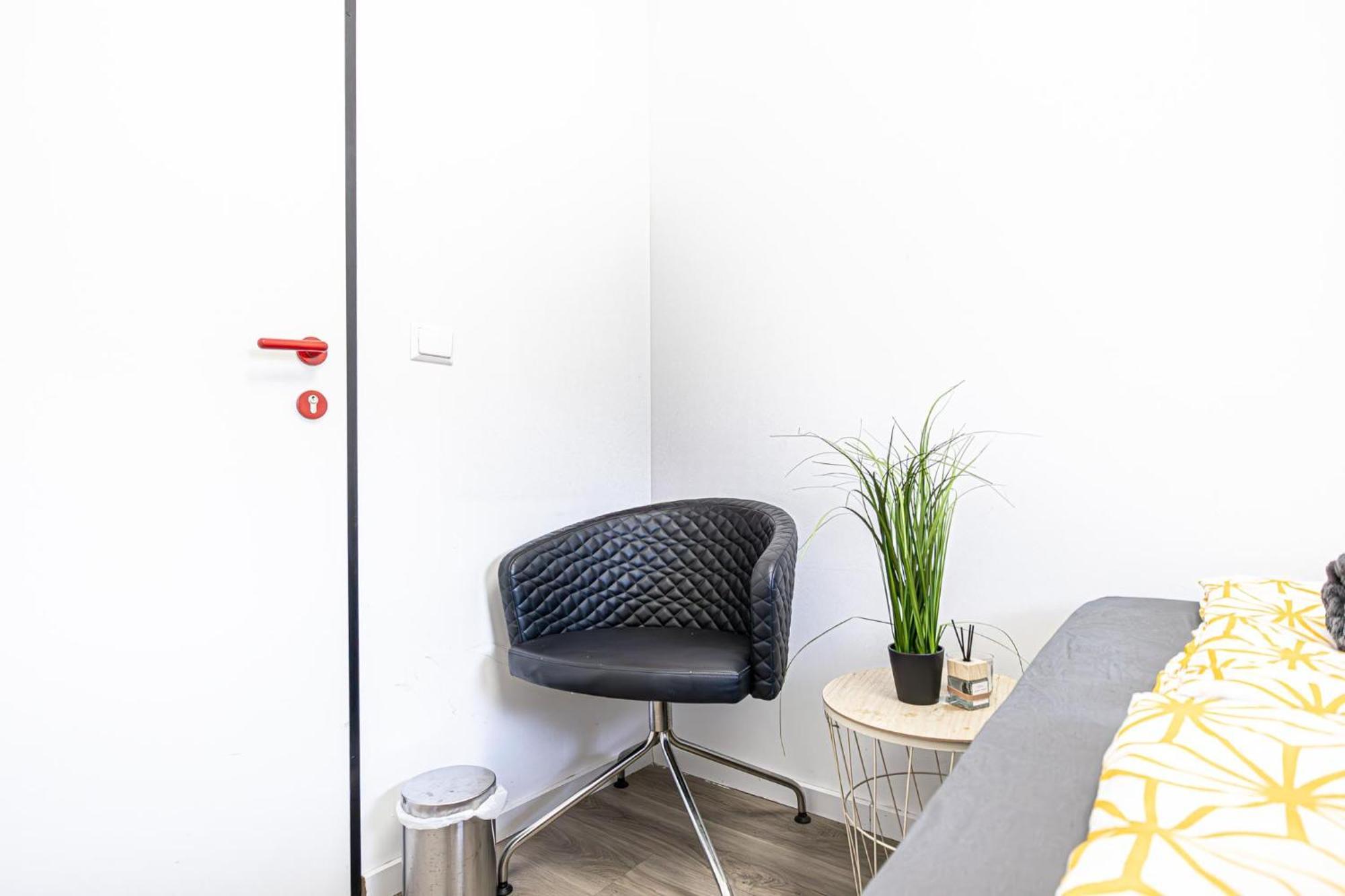 Near Schoenbrunn - Economy Rooms In Shared Apartment At Meidling Train Station فيينا المظهر الخارجي الصورة