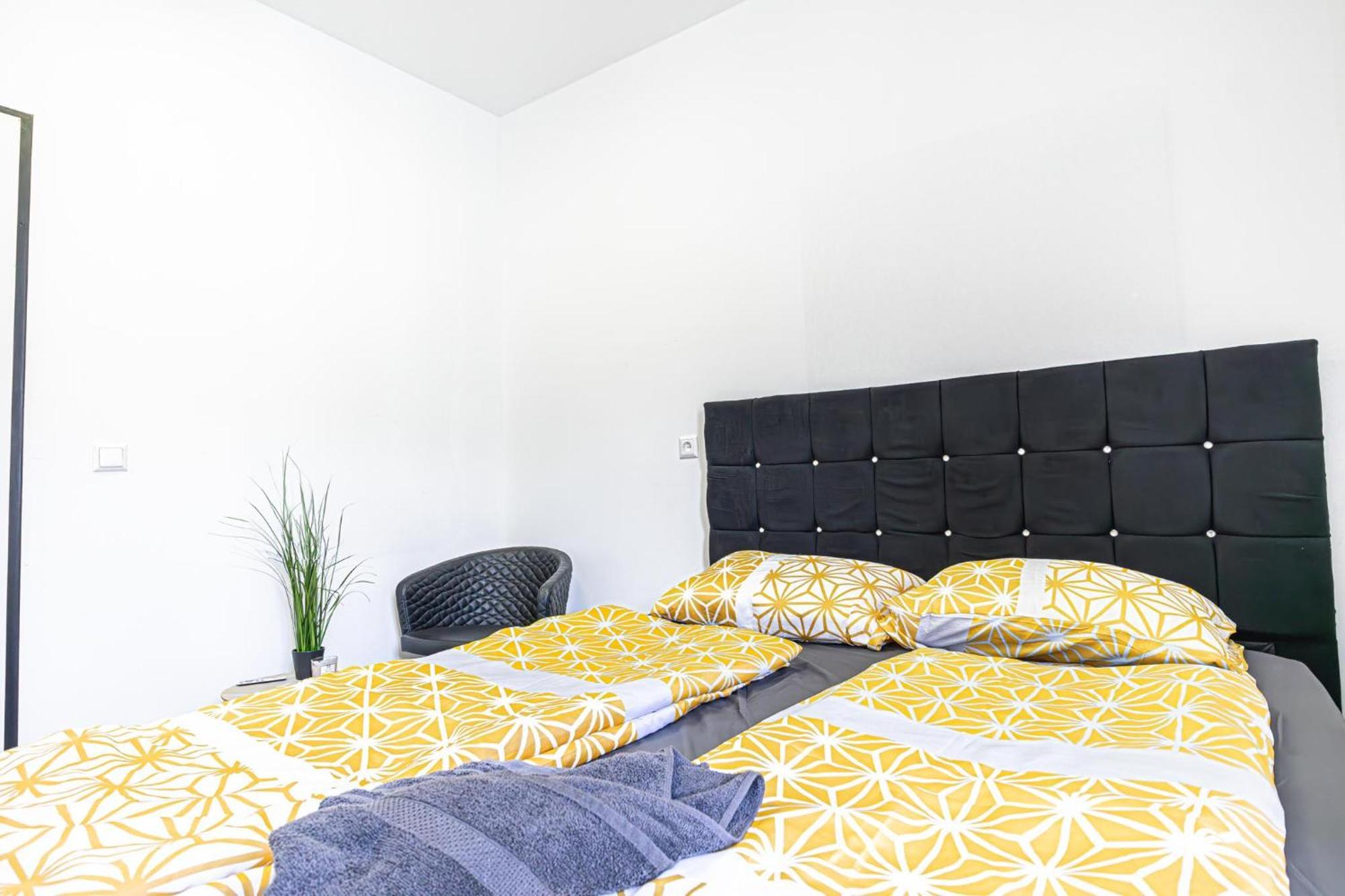 Near Schoenbrunn - Economy Rooms In Shared Apartment At Meidling Train Station فيينا المظهر الخارجي الصورة