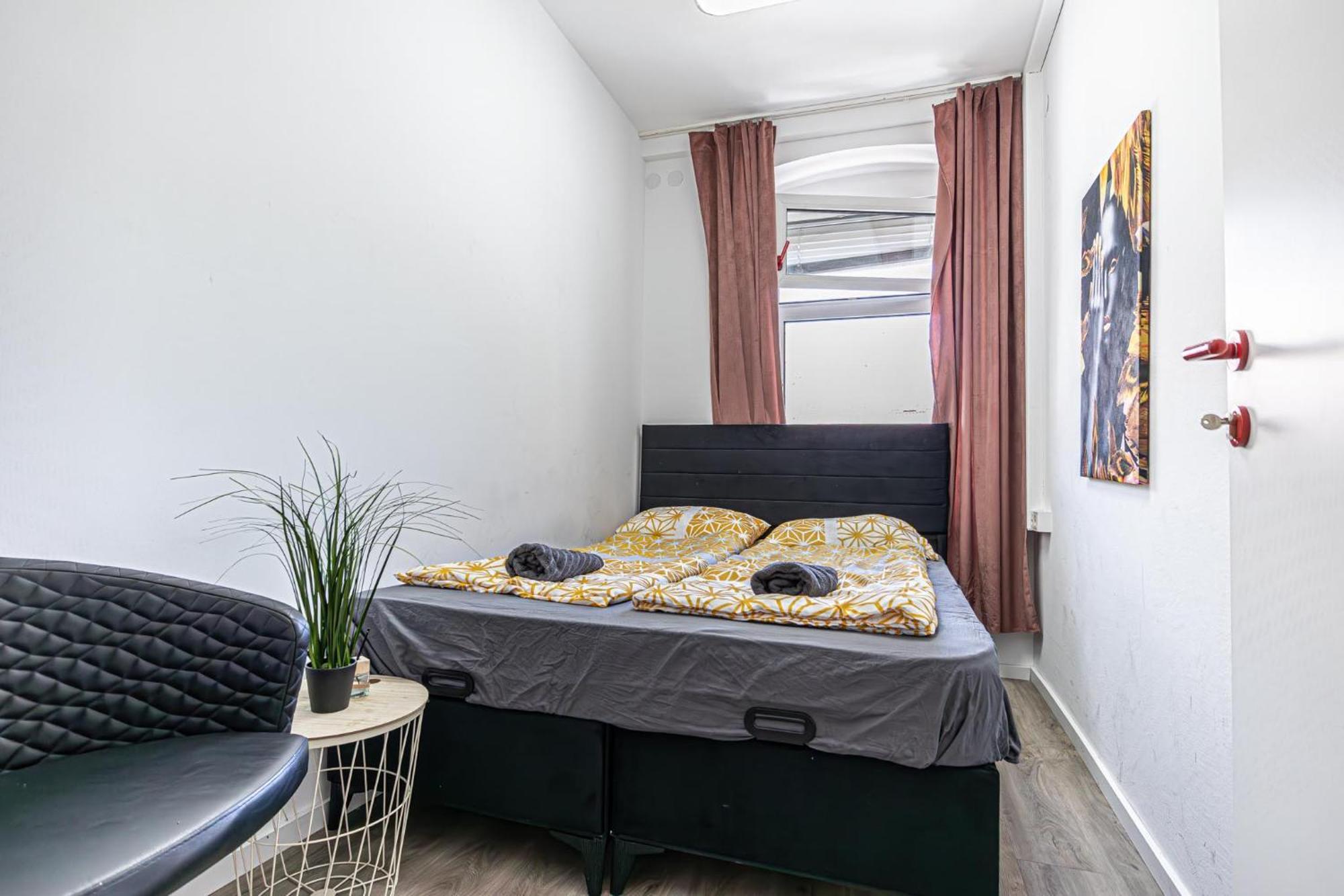 Near Schoenbrunn - Economy Rooms In Shared Apartment At Meidling Train Station فيينا المظهر الخارجي الصورة