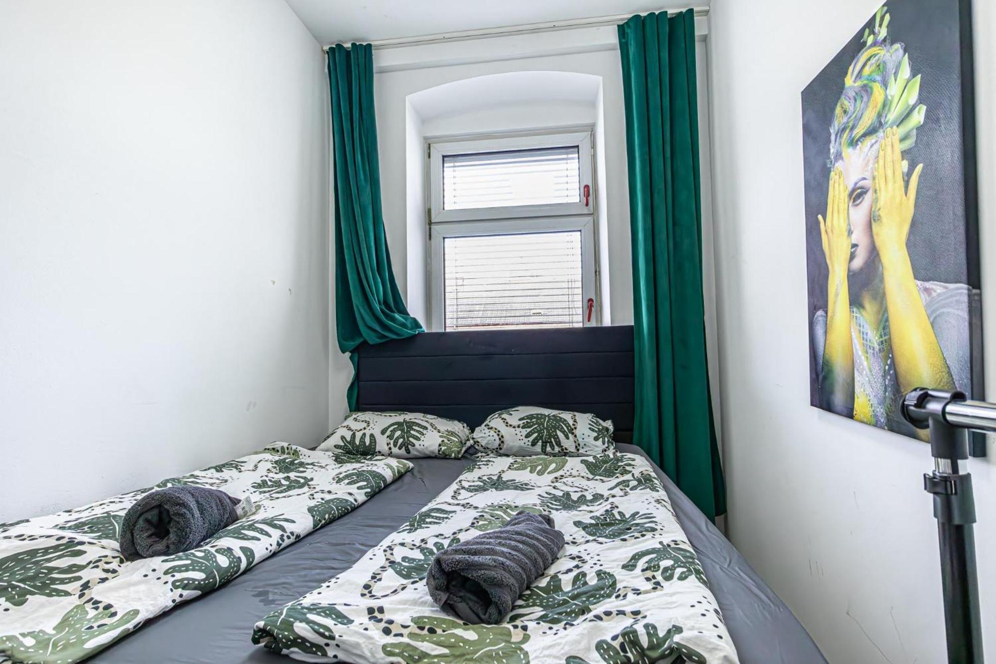 Near Schoenbrunn - Economy Rooms In Shared Apartment At Meidling Train Station فيينا المظهر الخارجي الصورة