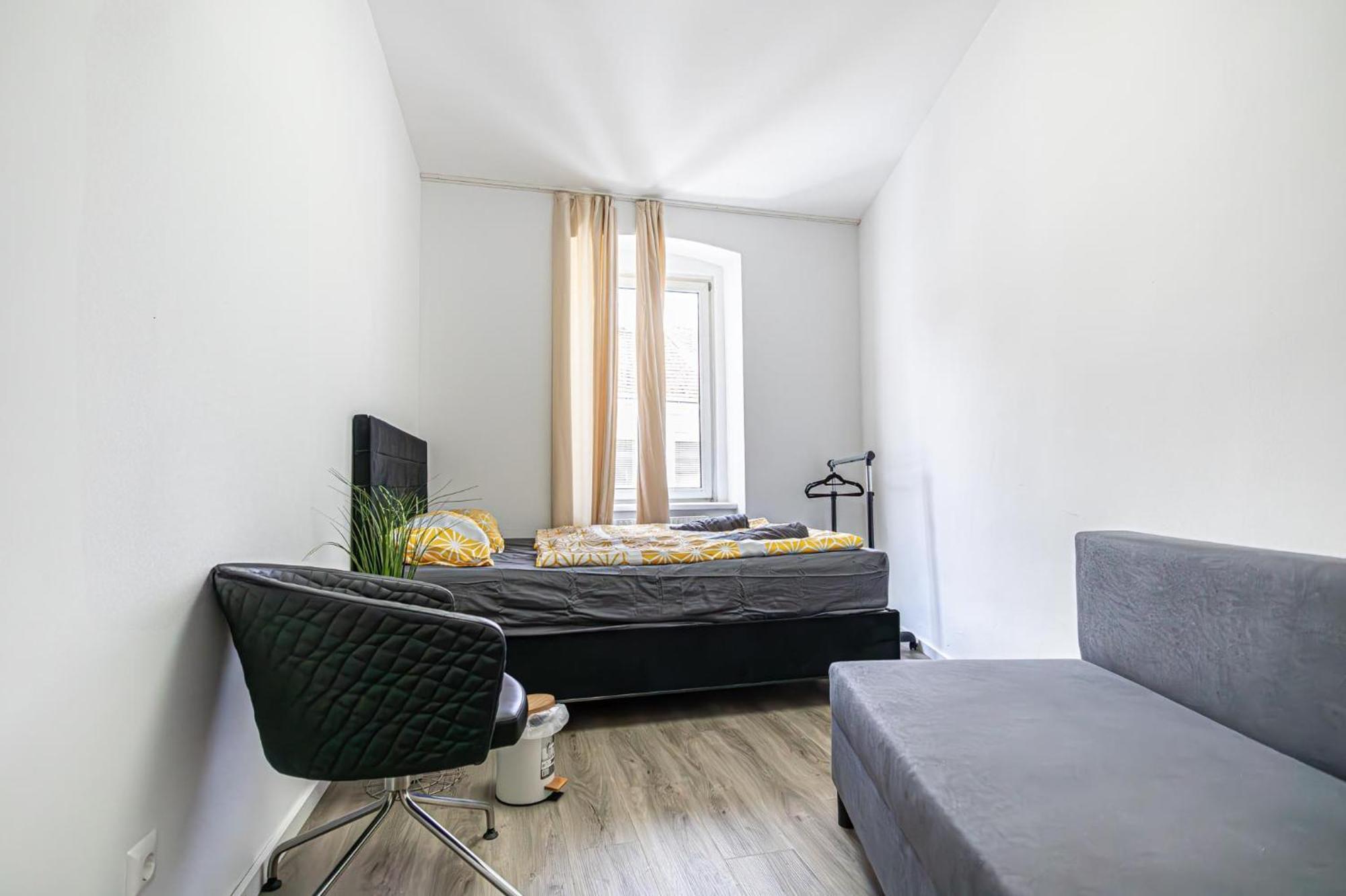 Near Schoenbrunn - Economy Rooms In Shared Apartment At Meidling Train Station فيينا المظهر الخارجي الصورة