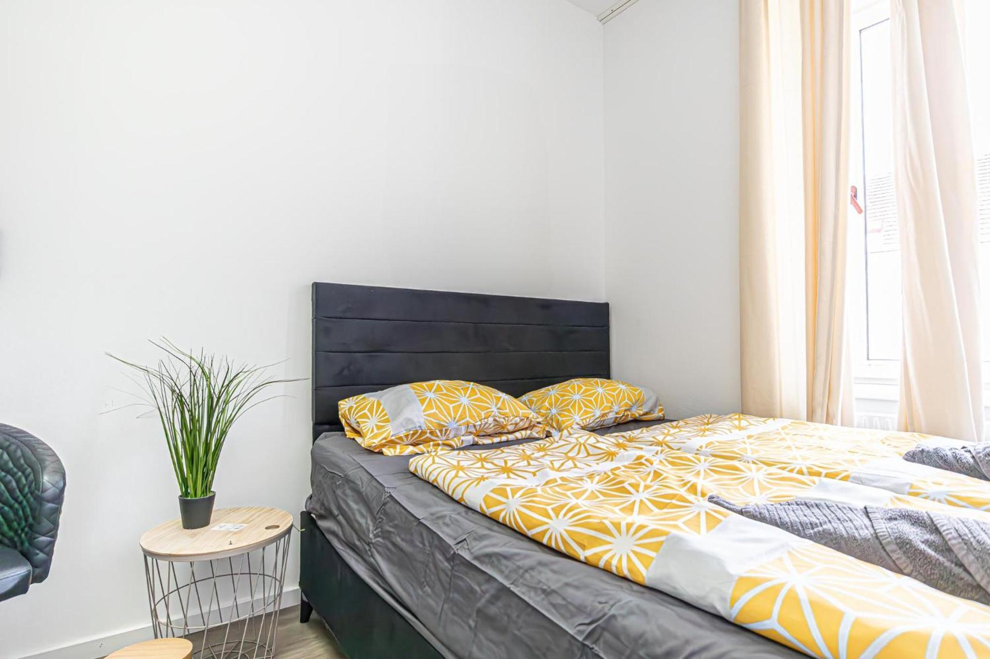 Near Schoenbrunn - Economy Rooms In Shared Apartment At Meidling Train Station فيينا المظهر الخارجي الصورة