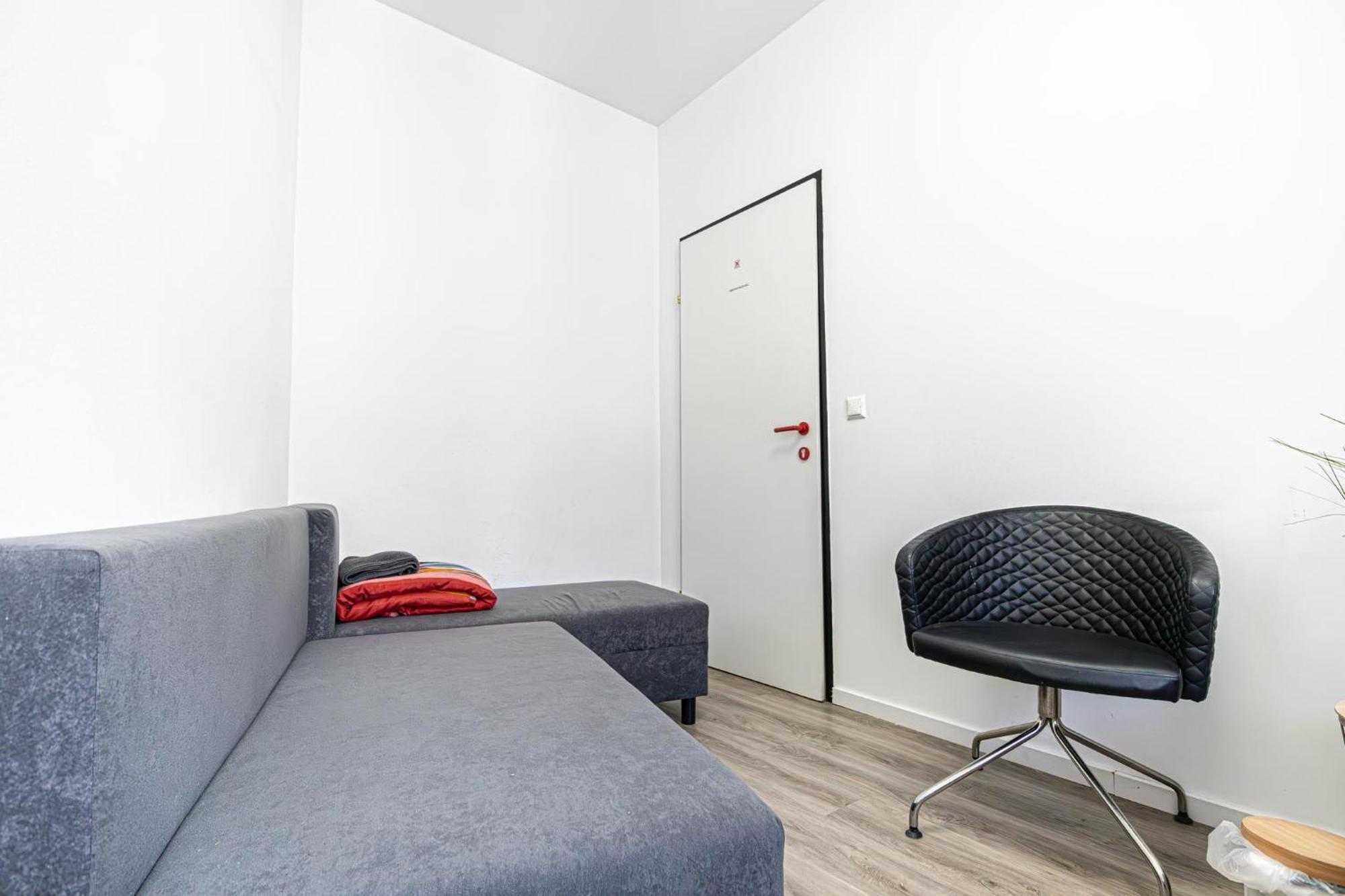 Near Schoenbrunn - Economy Rooms In Shared Apartment At Meidling Train Station فيينا المظهر الخارجي الصورة