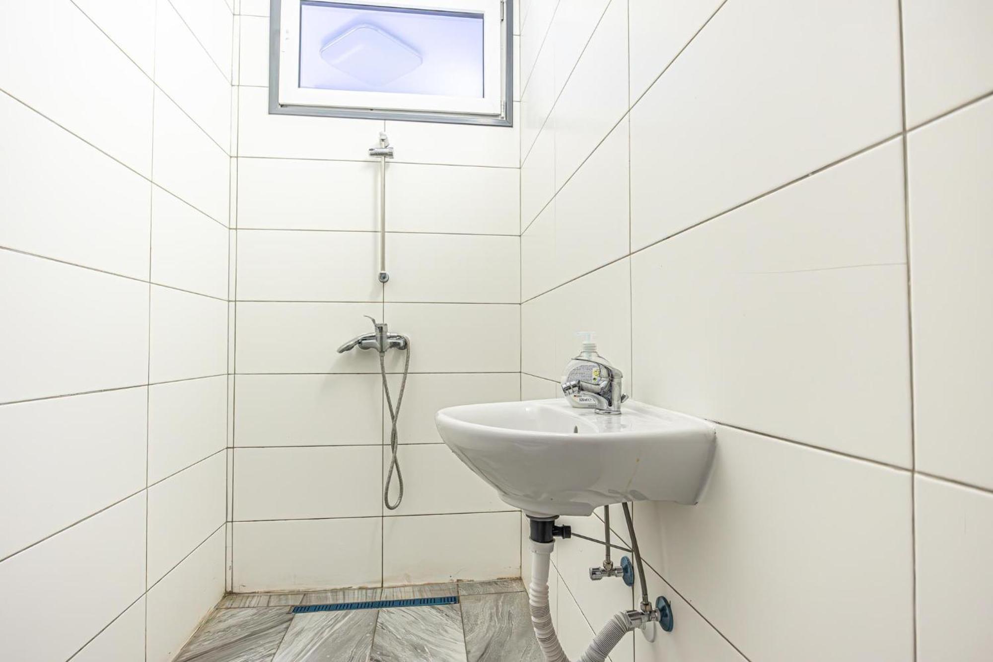 Near Schoenbrunn - Economy Rooms In Shared Apartment At Meidling Train Station فيينا المظهر الخارجي الصورة