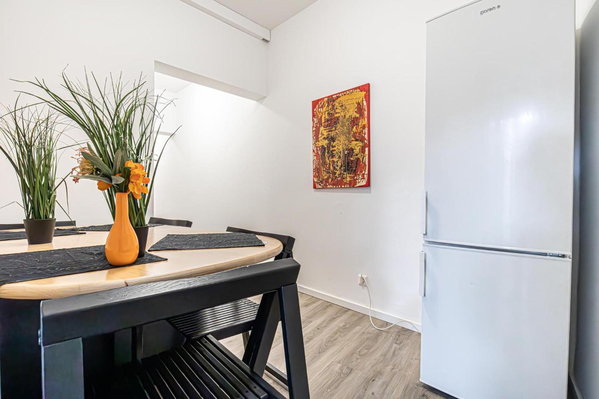 Near Schoenbrunn - Economy Rooms In Shared Apartment At Meidling Train Station فيينا المظهر الخارجي الصورة