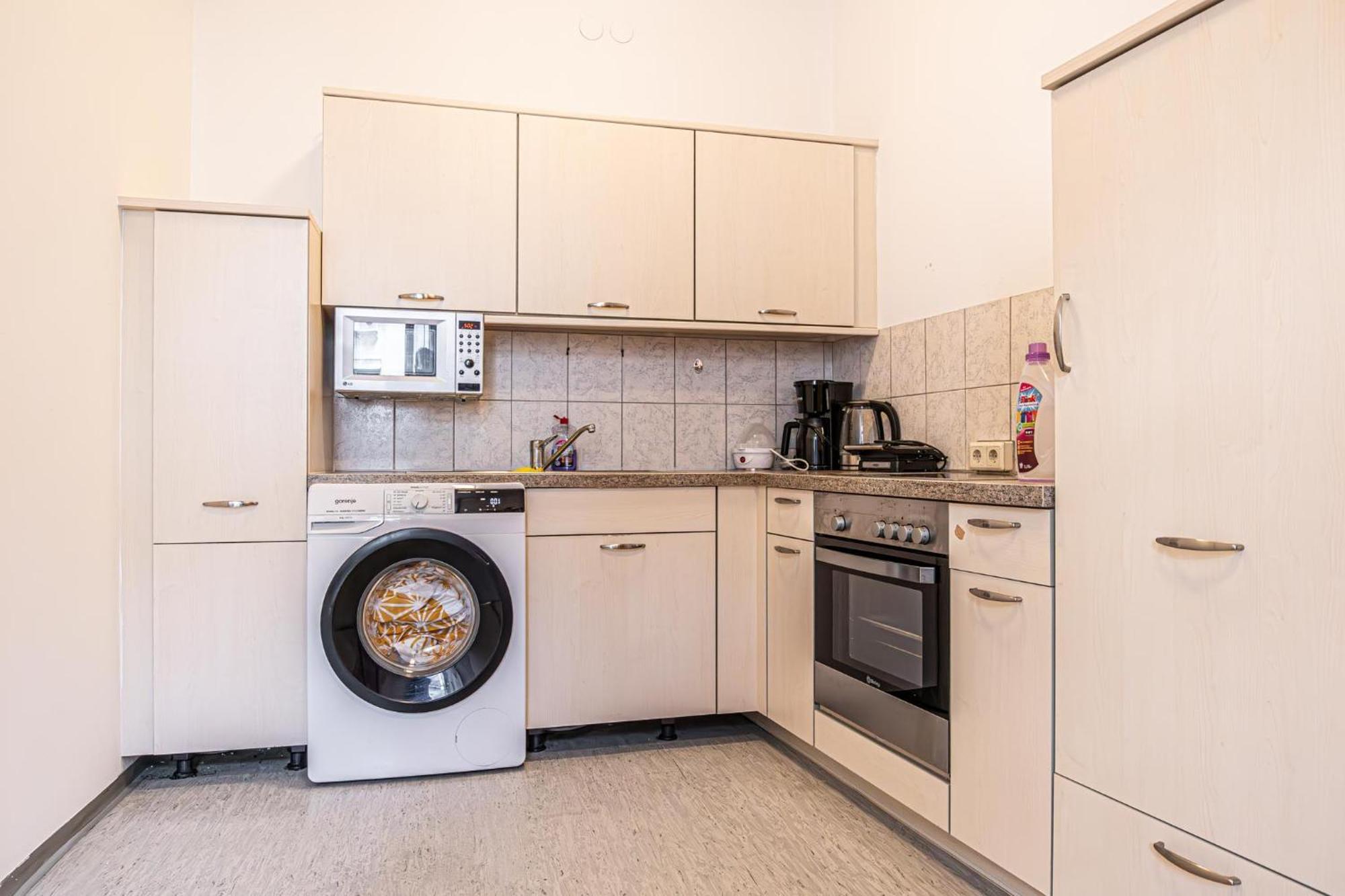 Near Schoenbrunn - Economy Rooms In Shared Apartment At Meidling Train Station فيينا المظهر الخارجي الصورة