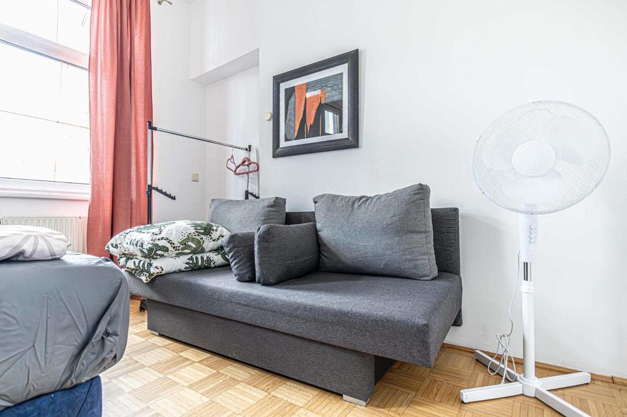 Near Schoenbrunn - Economy Rooms In Shared Apartment At Meidling Train Station فيينا المظهر الخارجي الصورة