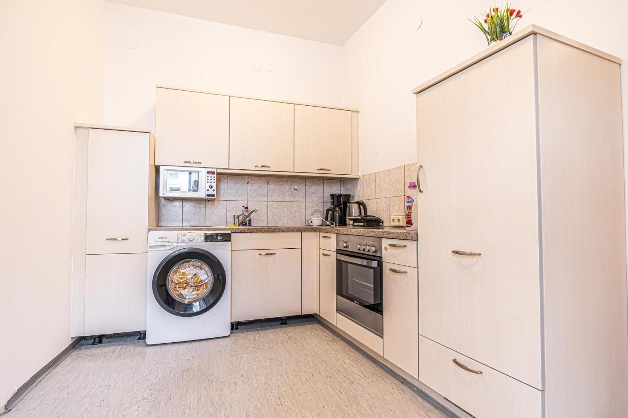 Near Schoenbrunn - Economy Rooms In Shared Apartment At Meidling Train Station فيينا المظهر الخارجي الصورة