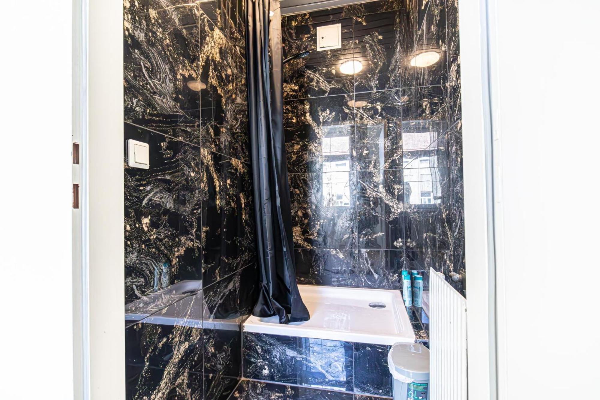 Near Schoenbrunn - Economy Rooms In Shared Apartment At Meidling Train Station فيينا المظهر الخارجي الصورة