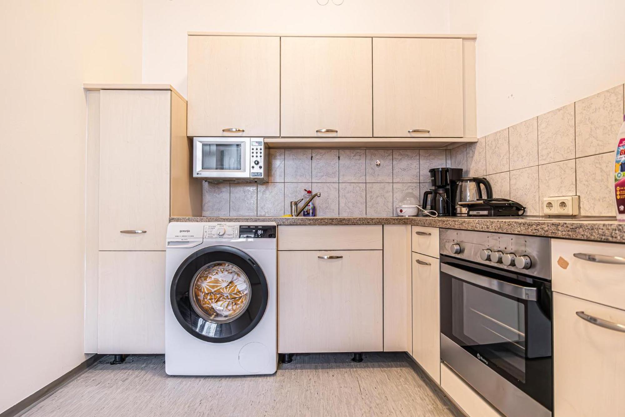 Near Schoenbrunn - Economy Rooms In Shared Apartment At Meidling Train Station فيينا المظهر الخارجي الصورة