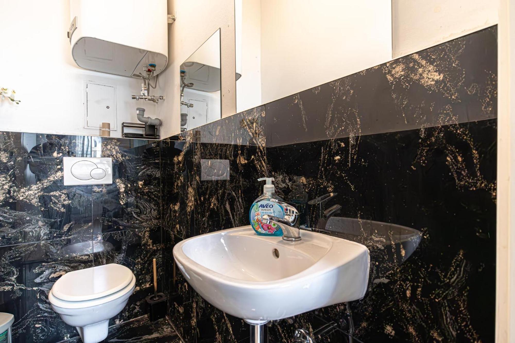 Near Schoenbrunn - Economy Rooms In Shared Apartment At Meidling Train Station فيينا المظهر الخارجي الصورة
