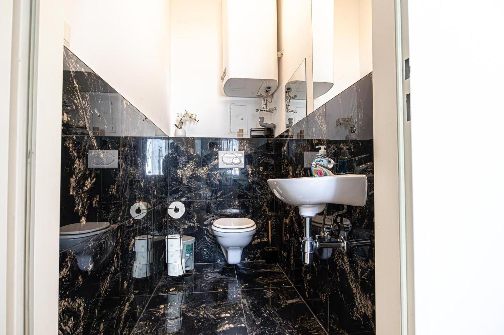 Near Schoenbrunn - Economy Rooms In Shared Apartment At Meidling Train Station فيينا المظهر الخارجي الصورة